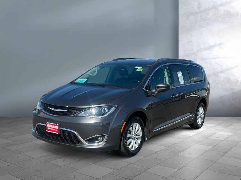 2019 Chrysler Pacifica Touring L's photo