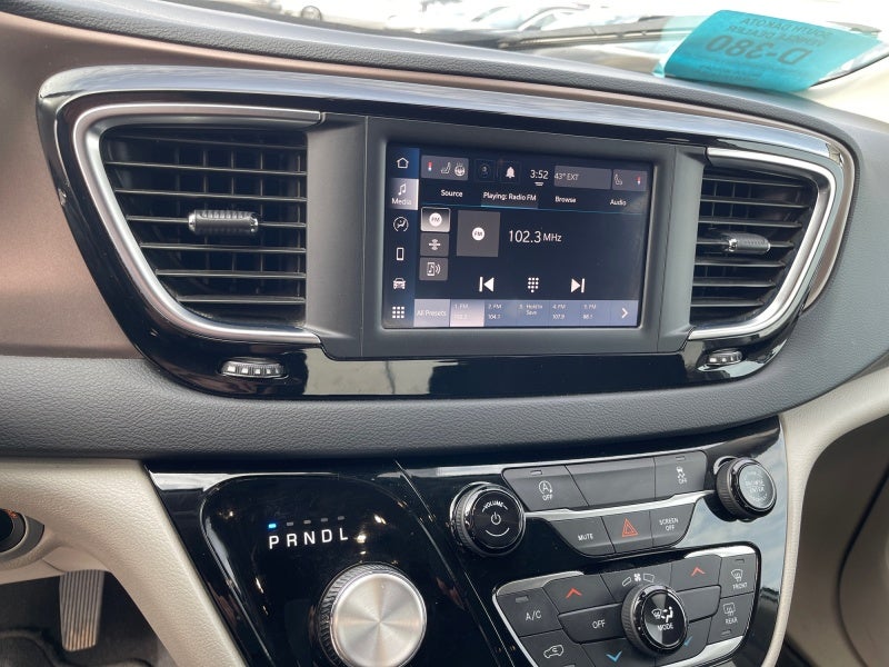 2023 Chrysler Voyager LX