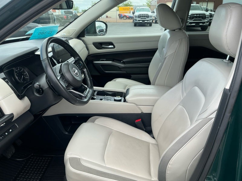 2023 Nissan Pathfinder SL